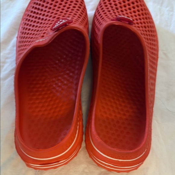 Sport Light weight Red Slip-On Mesh Water shoes. Clog style. Size 10. - Picture 4 of 8